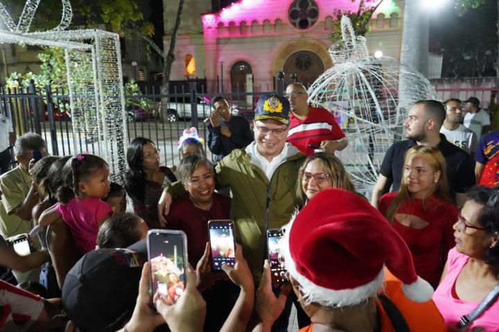 Alcalde Julio Fuenmayor encendió la Navidad y anunció rehabilitación de la Iglesia Santa Rosa en Valencia