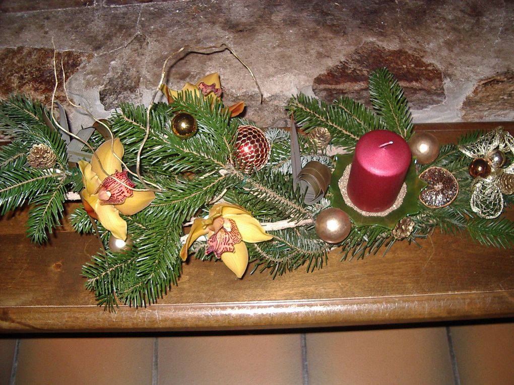 branches, branches de sapin, pommes de pin, boules décoratives, bougies 