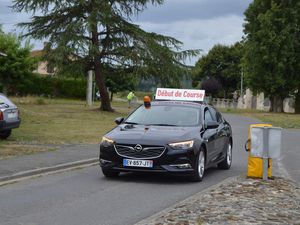 les échappées sont bien sortis, ça roule fort en tête de course