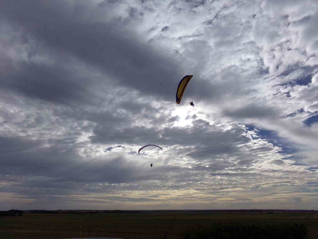 Didier, Christophe et Damien occupent encore le ciel avant que le vent vienne brasser l'air.