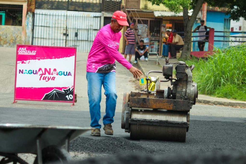 Alcaldesa  de Naguanagua supervisó labores de asfaltado integral en avenida principal de la Vivienda Rural de Bárbula