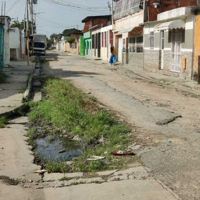 Vecinos del Barrio Venezuela en Valencia solicitan asfaltado de calle