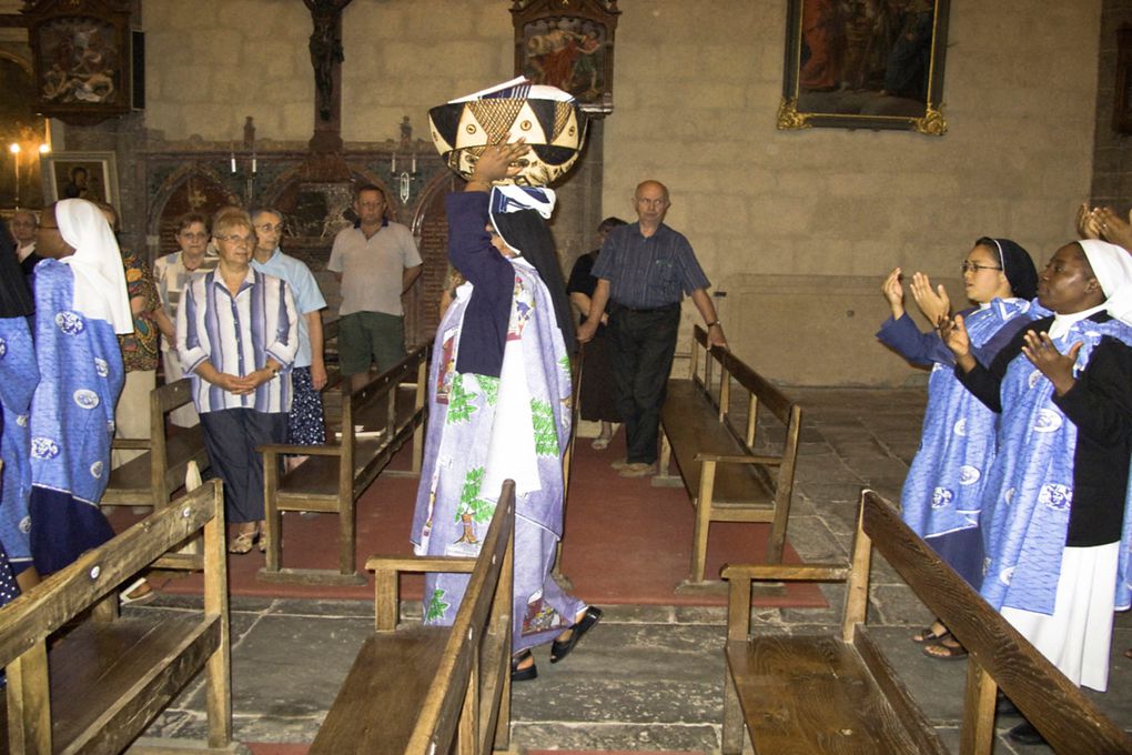 Visite des Soeurs francophones du monde entier le 04 décembre 2008. L'église était pleine durant la messe, et les chants des Soeurs ont enthousiasmés les Caunois présents.