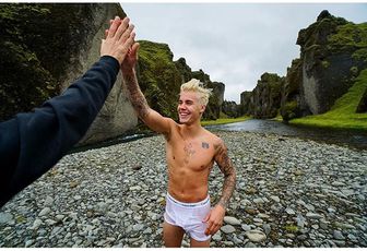 NEWS/ Justin Bieber se baigne en boxer transparent dans un glacier islandais : vous voulez voir la photo ?