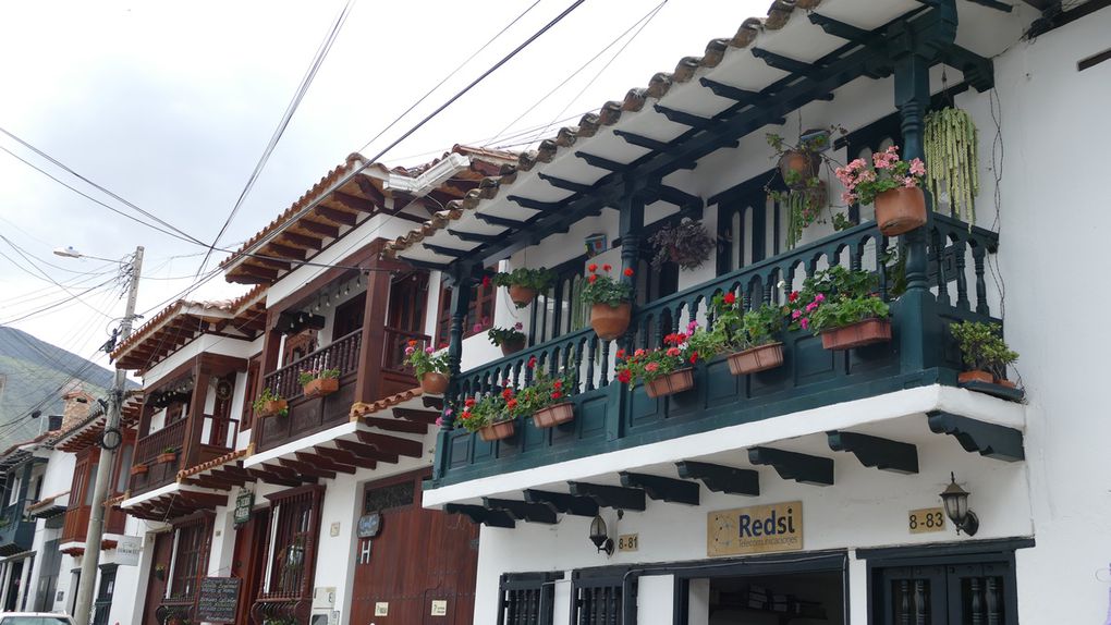 MAISONS DE STYLE COLONIAL D'EPOQUE ET LES RUES PAVEES