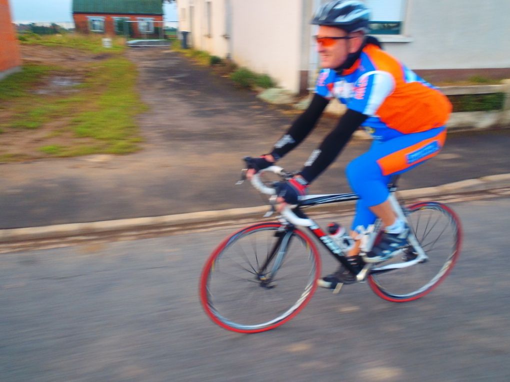 Je me suis lancé,photos prises sur le vélo...avec une main sur le guidon !