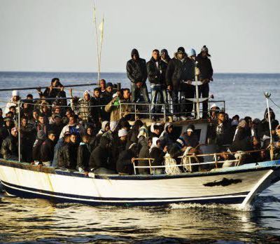 la France offre des bateaux aux libyens pour bloquer les migrants