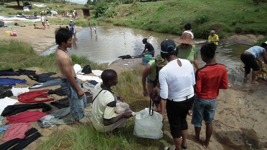 Ampasimbe RN2. Chez les Malgaches, il est de coutume, dans la semaine après le décès d'un proche, de laver le linge (habits, linge de maison). Photos : Jeannot Ramambazafy