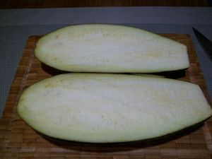 1 - Préchauffer votre four th 6/7 . Mettre les oeufs à cuire dans une casserole pendant 9 à 10 mn. Laver et couper les aubergines en 2 dans la longueur. Les évider délicatement sans percer la peau. Réserver les coques des aubergines.