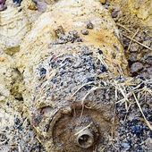 Près de Caen. Une bombe anglaise de la Seconde Guerre mondiale désarmée