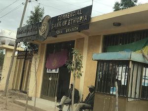 On fait un petit arrêt à la bank of Ethiopia  au village de YELA  pour reconstituer les cagnottes avant la visite du temple . La banque est gardée par 2  hommes armés  nonchalants  , on se croirait dans un western . 