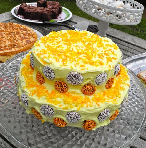 Le Gateau Surprise Parce Que C Est Si Bon D Etre Admiree Cakes And Co