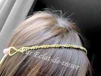 HEADBAND COLLECTION DORÉ "ASH" 2 - Joli headband chaîne composé de deux chaînes boules (doré) qui s'entremêlent. Celles-ci sont reliées deux motifs fleur décoré d'une fleur en résine (rose foncé). Longueur : 54cm. PRIX : 24 EUROS