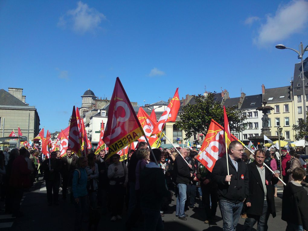 4000 manifetants sous un beau soleil pour manifester la solidarité entre les travailleurs.