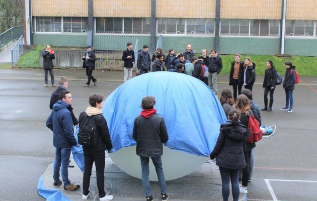 Le lycée Montesquieu envoient un ballon géant dans l'atmosphère