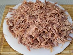 1 - Mettre les pommes de terre à cuire dans une casserole d'eau salée pendant 20 à 25 mn. Peler les échalotes et les émincer. Avant d'ouvrir, plonger la conserve de canard de confit 2 à 3 mn dans de l'eau chaude de façon à ce que la graisse fonde à l'intérieur. Ouvrir la boîte et réserver une partie de la graisse de canard. Oter la peau des cuisses de canard et les débarrasser complètement de tout surplus de graisse avec du papier absorbant. Effilocher le canard en prenant bien soin de retirer tous les petits os.