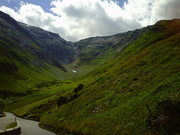 LE COL S'ÉLOIGNE