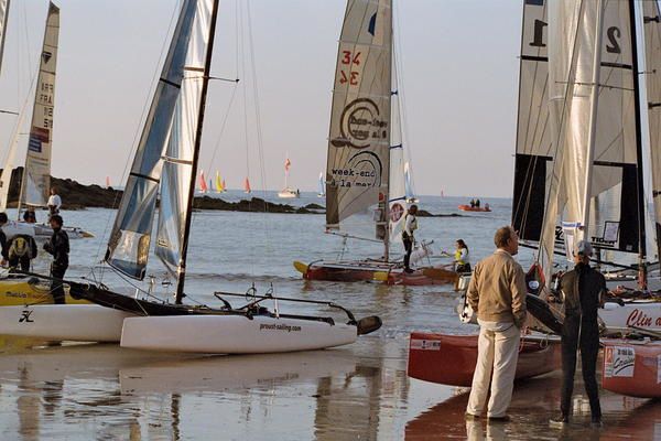 Arrivée sur la plage un samedi de pétole