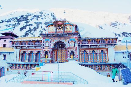 Snowy Badrinath Temple in Uttarakhand