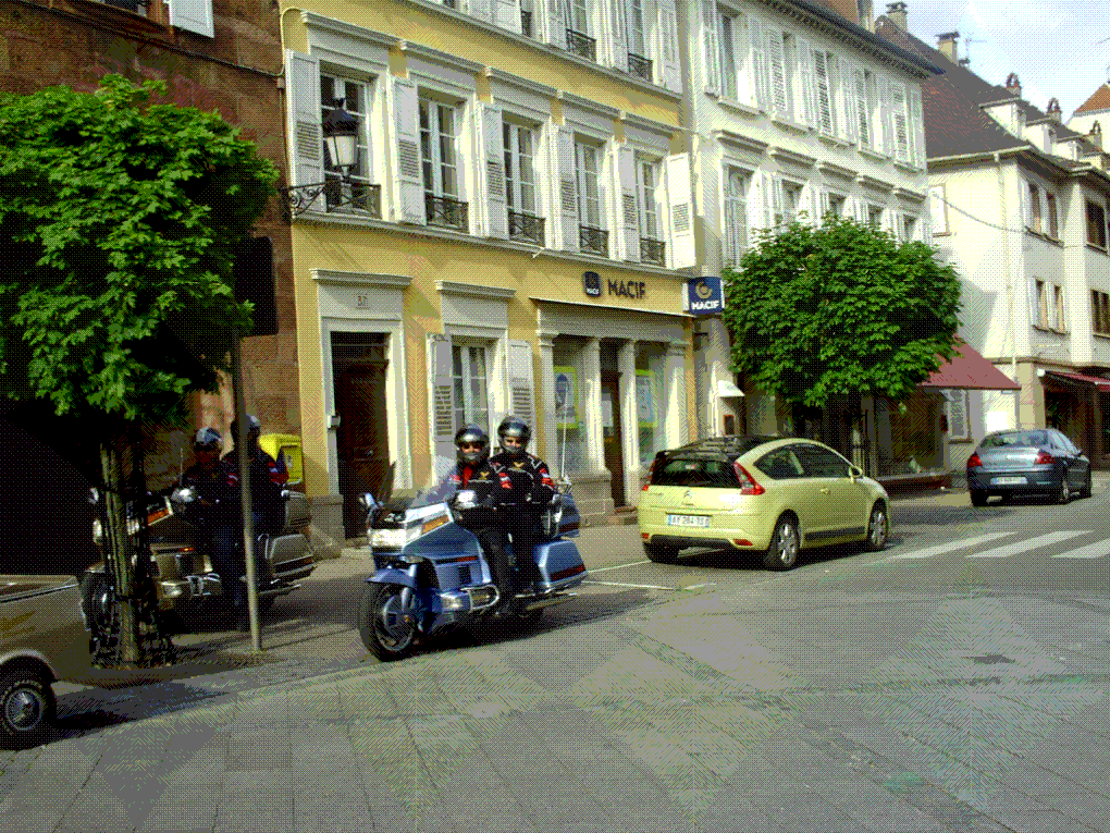 DIAPORAMA 9 PHOTOS  - HALTE OPÉRATION RETRAIT BANQUE DANS WISSEMBOURG