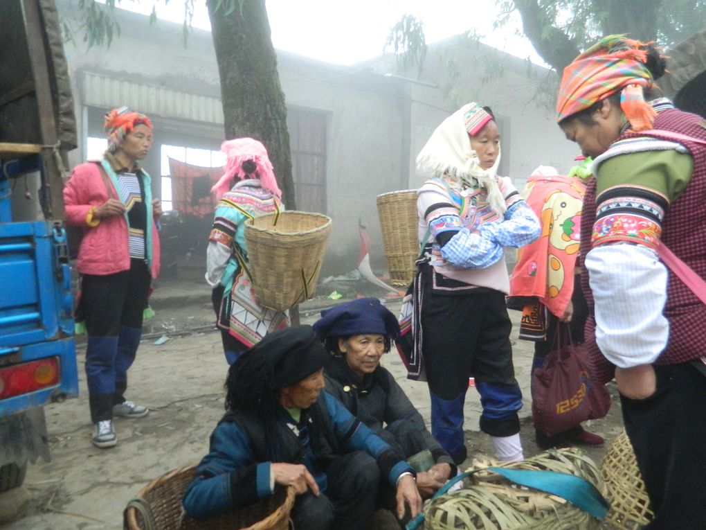 La brume se lève à peine, le petit village de Pangzhihua se réveille à peine. C'est jour de marché. Minorités Yi et Hani sont au rendez-vous.