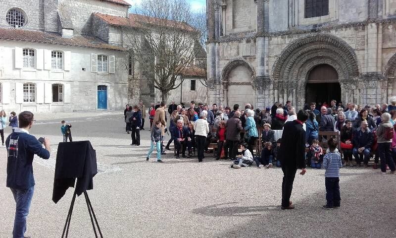 Sur le parvis de l'abbatiale l'association " Abbaye aux Dames - La cité musicale " nous attendait tous pour une photo de famille. En effet un grand projet, celui de réunir toutes les familles qui se côtoient dans ce prestigieux site.... Familles religieuses, familles musicales, familles touristiques, familles du quartier... tous ceci en vue d'un projet de spectacle sur cet ancien site conventuel. Bien sûr l'apéritif fut offert par l'association de l'abbaye aux Dames, via sa façade d'accueil " L'Abboutique ".(Pour information le projet est mis en oeuvre par la Collectif Random). Enfin ce fut une matinée sacrée depuis l'église mais une sacrée entrée en action pour ce projet qui sera un beau portrait très certainement aux parfums d'histoire et d'histoires.