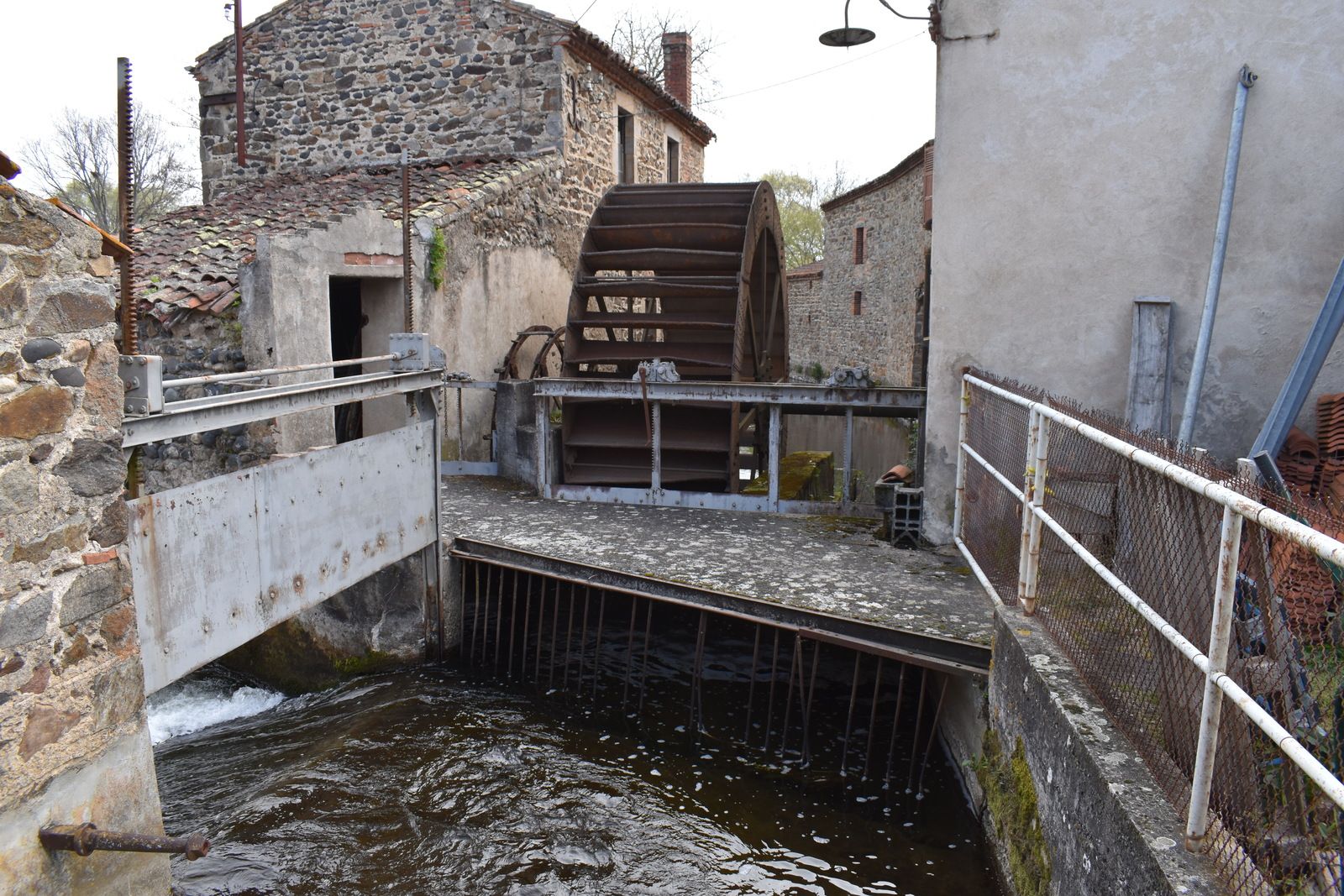 Je suis allé à la rencontre de Marlène et Milou qui ont gardé au sein de leur maison d'habitation qui était un moulin à farine, tout le mécanisme de fonctionnement.  Ils m'ont également montré l'autre moulin qui jouxte la propriété qui est resté dans son jus:  Un moulin à huile.  Dans cet article je vais vous évoquer ces deux  moulins à  deux roues indépendantes  sur le même bief.  Ce moulin se trouve sur le Béal à Lempdes sur Allagnon.  (Il fera l'objet d'un article complet prochainement)  Je remercie mes deux hôtes pour cette visite guidée.