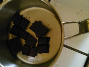 3eme étape: agrandissez le trou d'un coté et faites fondre votre chocolat (100g pour un oeuf)