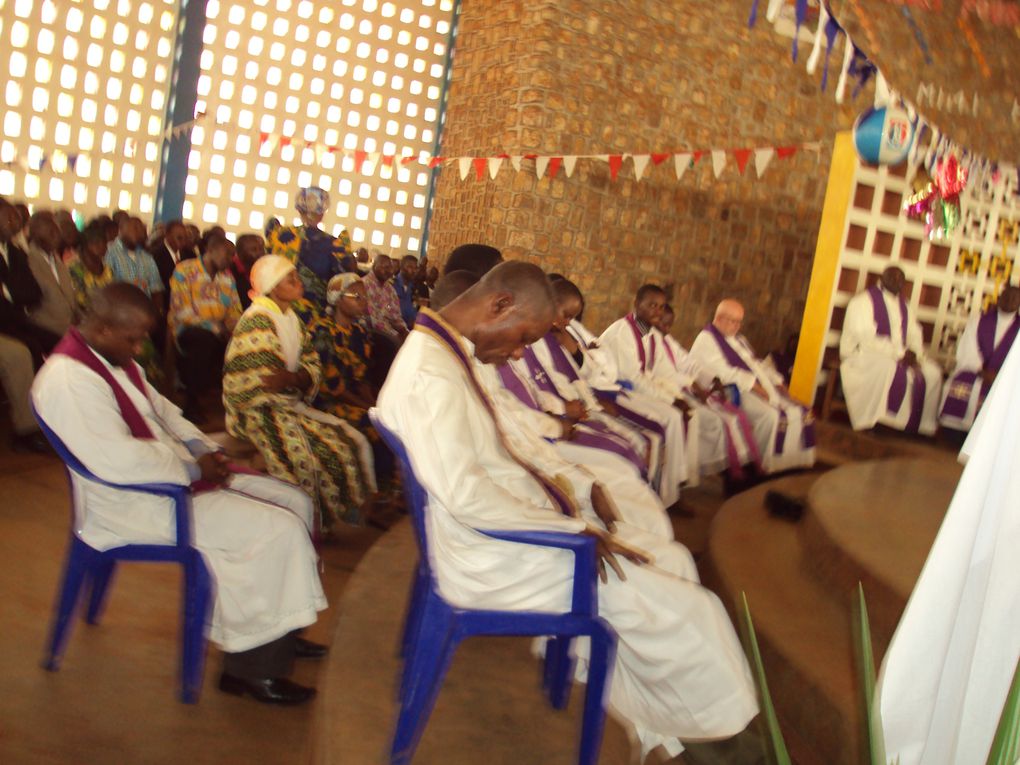 Photos de la messe d'enterrement de Mgr Gustave à Wamba, photos aussi à la source de Matari,où la Bienheureuse Anuarite puisait de l'eau