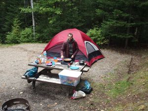 Campement à l'entrée du parc de la Mauricie à Saint-Mathieu-du-parc, à cette période de l'année pas besoin de réserver son emplacement, nous ne sommes que deux tentes la première nuit
