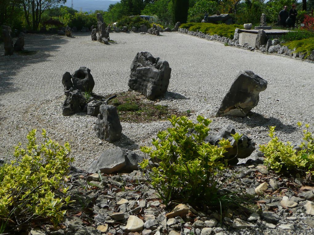 Copie architecturale de celui de Ryoân-ji au Japon.Il a été réalisé avec les plantes et matériaux de notre région  au pied du vercors. C'est un jardin où on peut pratiquer zazen.Ilots de pierres posés sur une mer de gravier peignée de faço