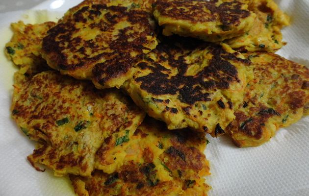 Galettes de pommes de terre, thon et carottes
