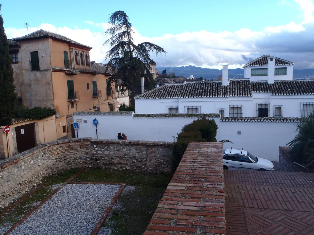 à Grenade, ça y est j'y suis! finalement arrivé en bus depuis Aguilas, je me retrouve dans un petit hotel assez cheap, mis en plein coeur du centre et super mignon. Laville est magnifique, avec son quartier arabe: Albaycín, où l'on sert des vrais thés à la menthe dand un genre de souk, ses gitans qui chantent tout leur répertoire en faisant chauffer la guitare,et ses hauts points de vues. L'alhambra, ancien palais royal du visir, est toute ausdi remarquable, j'y ferai un tour  avec Yurah, une américaine rencontrée à l'auberge qui vit à Seville(le hasard fait bien les choses). Le soir nous sortons en ville, tapas+bière=1,20€ si vous savez où aller, autant vous dire qu'avec 10€ en poche , vous sortez repus, et bourré! Bref une ville assez extraordinaire, par sa vie actuelle comme pour ses vestiges anciens, je vous la conseille chaudement!