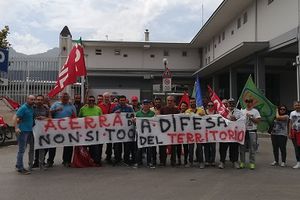 La Doria, marcia da Acerra per il lavoro: il 30 settembre la fabbrica chiuderà, i lavoratori non si arrendono