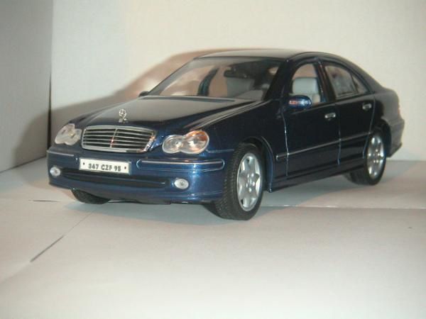 Les voitures allemandes au 1:18 : Audi, BMW, Maybach, Mercedes, Smart, Volkswagen.