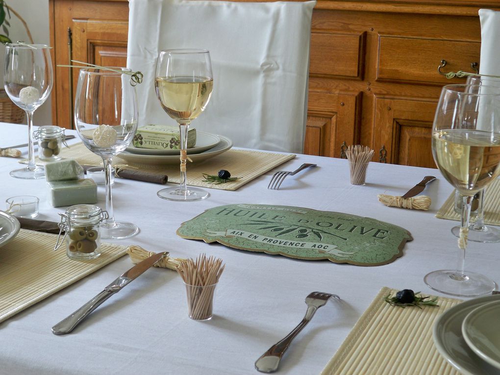 Une table aux saveurs estivales dressée pour une douce soirée d'été.