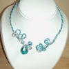 Collier fils d'alu turquoise et argent 2 mm + cristal de swarovski