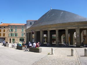 C'est devant la Halle de Lempdes que l'équipe fait halte pour partager le casse-croûte de la mi-journée. Ensuite c'est le retour qui passe par une autre vallée, celle de la Senouire.