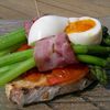 Oeufs mollets sur toasts aux asperges