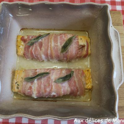 Pavés de saumon enlardés, au vin blanc