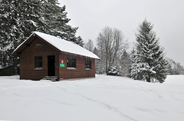 Haut du Tôt, La Bresse. Haut-du-Tôt, chalet refuge. Le Haut-du-Tôt, cascade de la Pissoire en hiver. Massif du Roosberg, orgues basaltiques, hêtres remarquables, ambiance printemps, refuge Sattelboden, Fuchsfelsen, ferme auberge de Michel Bleu, refuges sous le Roosberg, La Bresse dans la lumière du soir, Le Haut-du-Tôt sous la neige et le refuge de la Charme sous la neige. Forêt dans la lumière du soir au Haut-du-Tôt. Michel Laurent, autoportrait.