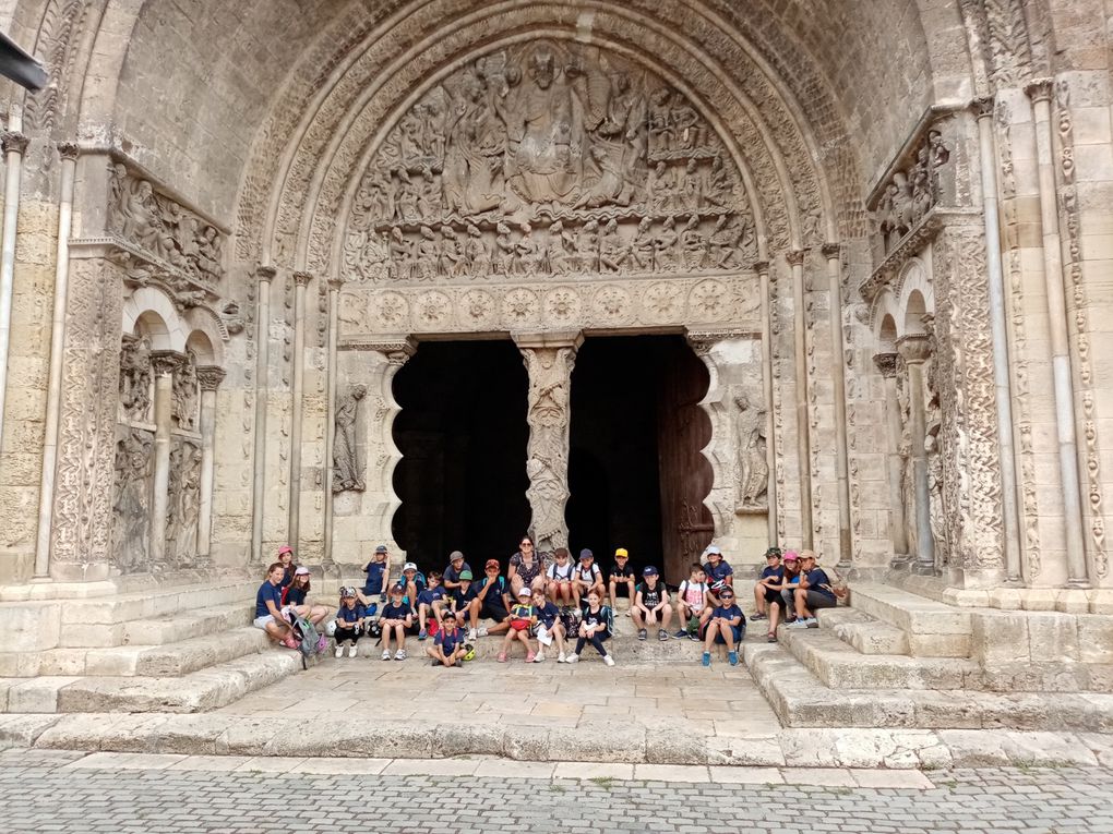 Visite d'une exposition dans l'église Saint Jacques; découverte de l'abbaye et du cloître; découverte du travail d'un souffleur de verre.