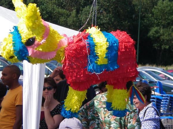 Danses Colombienne par les enfants et un groupe.
Pinata.