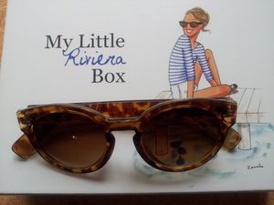 pour les goodies, une paire de lunettes (le modèle ne me plaît pas) et une étiquette à bagages (jolie mais inutile pour moi)