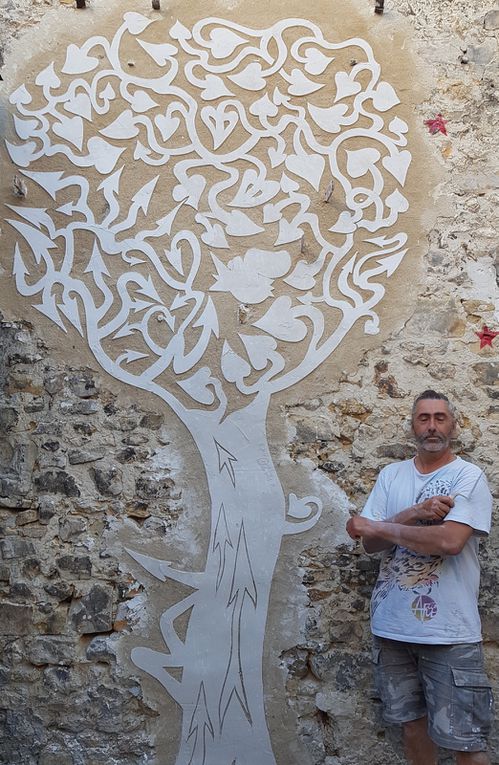 Wazo et son arbre de vie, sgraffito réalisé en performance publique le 24 juin 2023 et toujours visible dans la cour d'accueil de la galerie