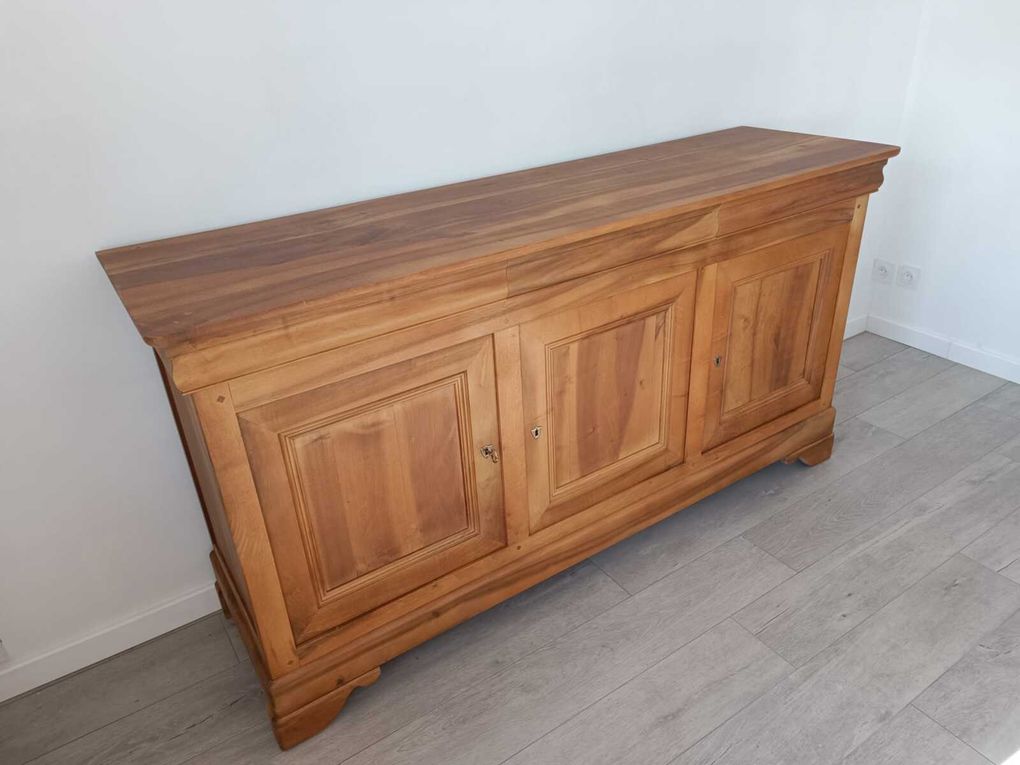 Remise en beauté d'un buffet aspect bois effet mate. Atelier d'Avalone. Reyrieux 01600.