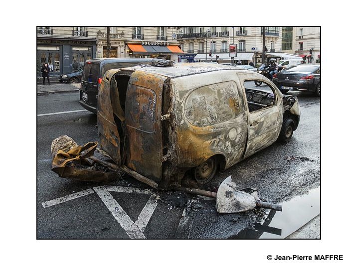 Née d'un mouvement pacifique de citoyens en colère contre l'augmentation de la taxe des carburants, à Paris, cette manifestation a rapidement dégénéré suite à la présence d'éléments violents incontrôlés.