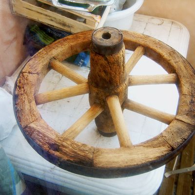restauration d'une roue de brouette, en bois, ancienne