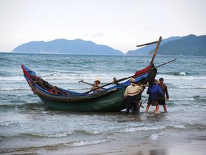 Petite île de pécheurs où nous trouvons une nouvelle gargote sur la plage pour nous enfiler un autre délicieux poisson grillé