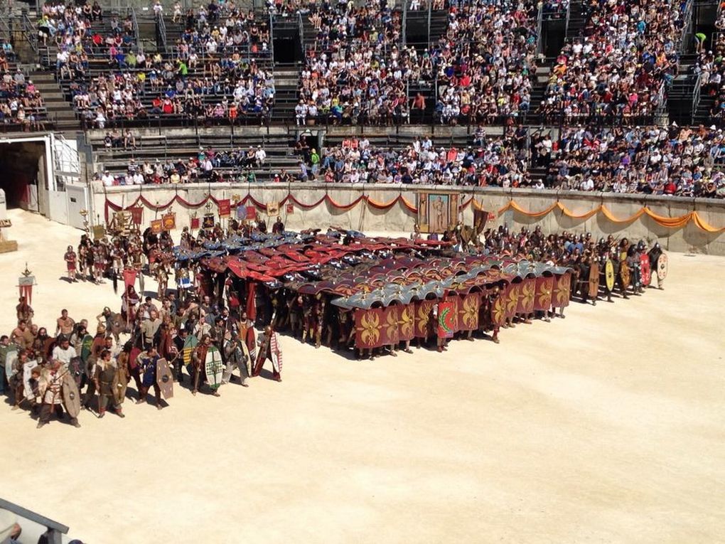 Les Arènes. Le spectacle s'achèvera avec une grande bataille finale qui opposera deux factions de l'armée romaine, avec plus de 300 légionnaires sur le piste, des cavaliers et des machines de guerre.